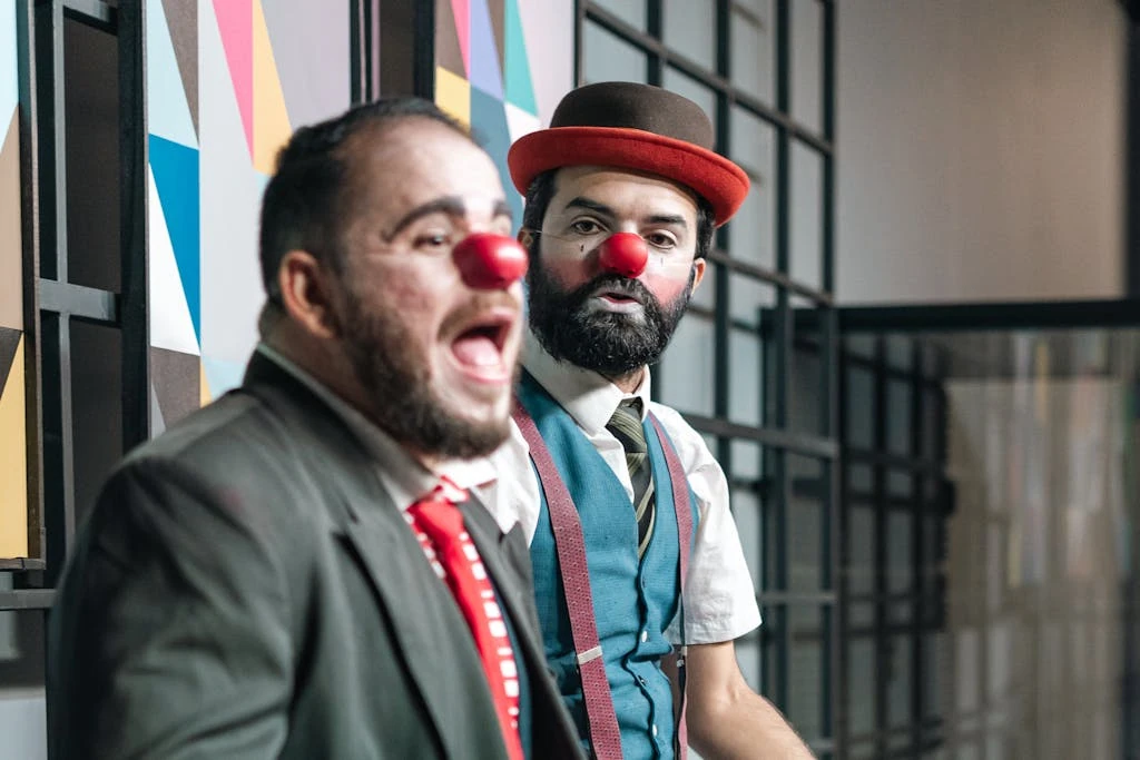 photo by saulo leite - digital marketing for growing businesses by honeypot marketing Clowns Playing on Stage
