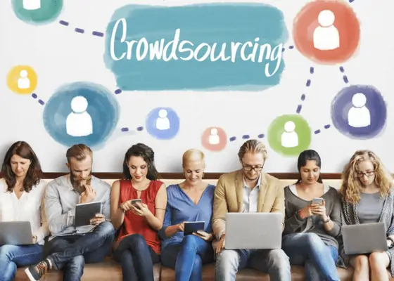 - marketing numérique pour les entreprises en croissance par honeypot marketing Group of people on a bench using mobile devices for crowdsourcing purposes.